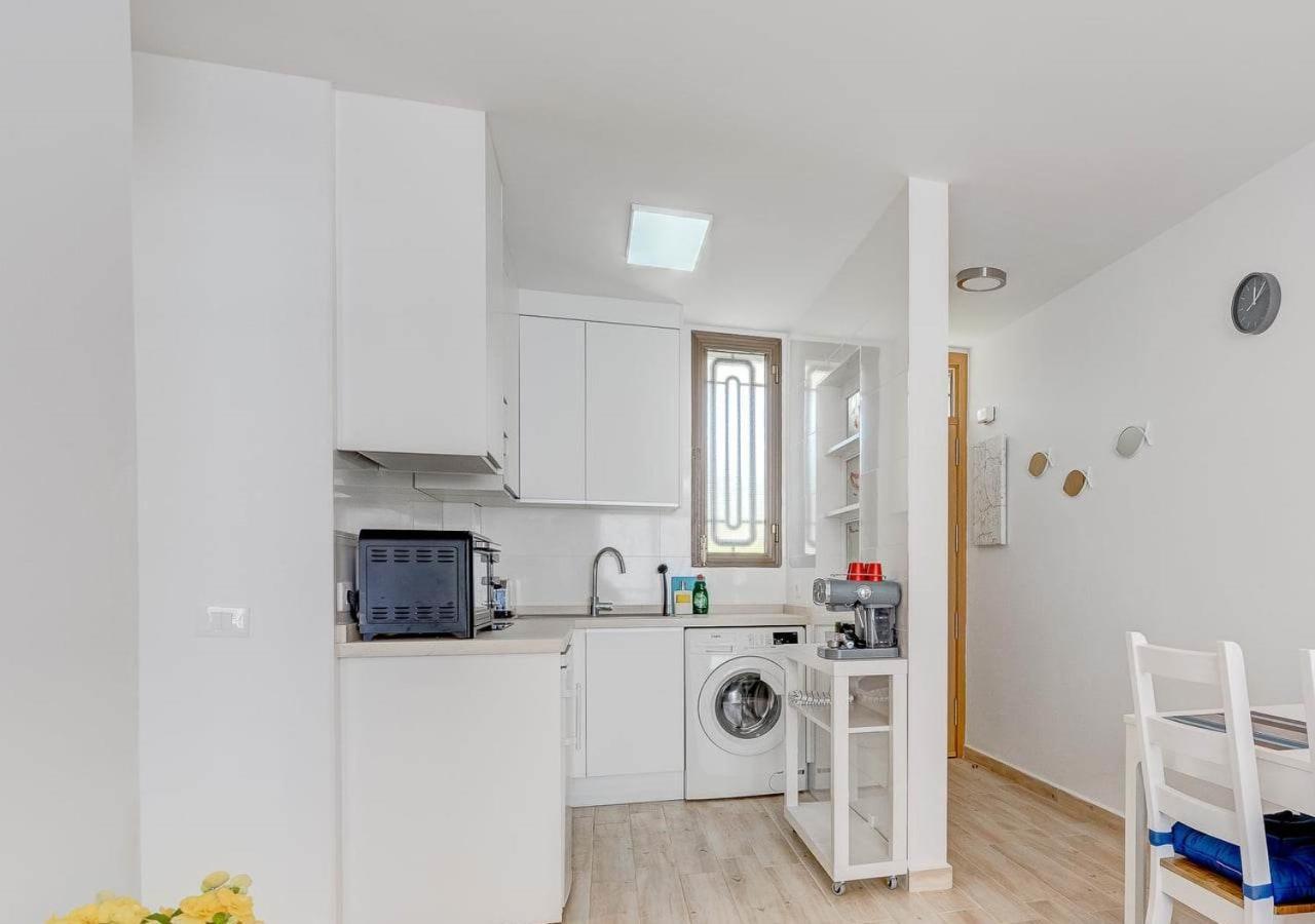 לוס כריסטיאנוס Stylish Flat And Pool With 3 Rooms, Sleeps 6, Los Cristianos מראה חיצוני תמונה