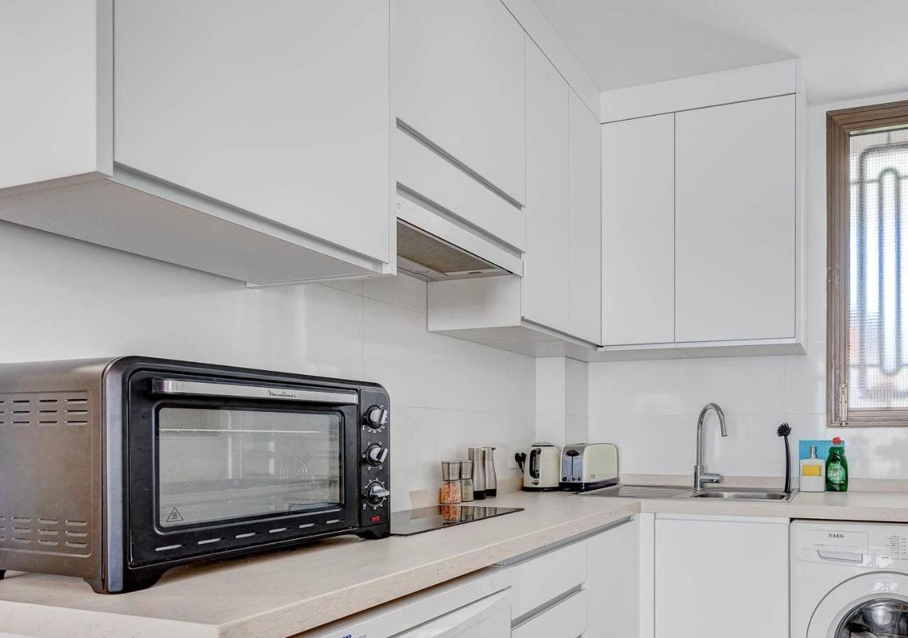 לוס כריסטיאנוס Stylish Flat And Pool With 3 Rooms, Sleeps 6, Los Cristianos מראה חיצוני תמונה
